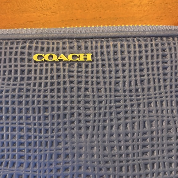 Coach NWT Textured Porcelain Blue Wristlet - Picture 3 of 5
